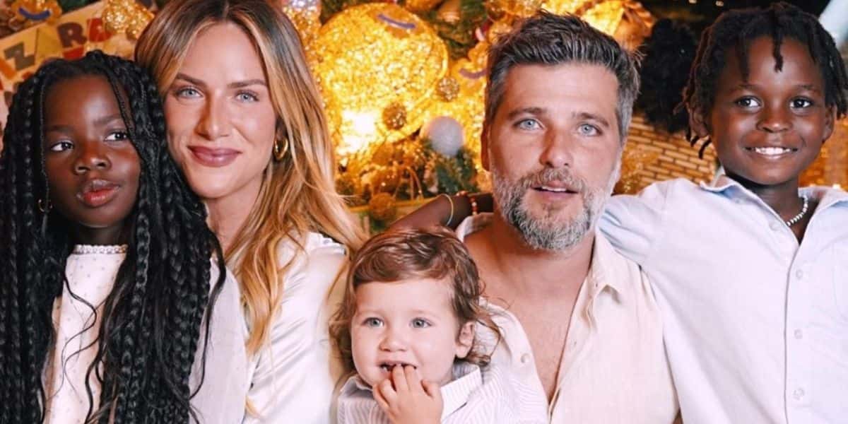 Bruno Gagliasso com sua esposa Giovana Ewbank e os filhos - Foto Reprodução Internet