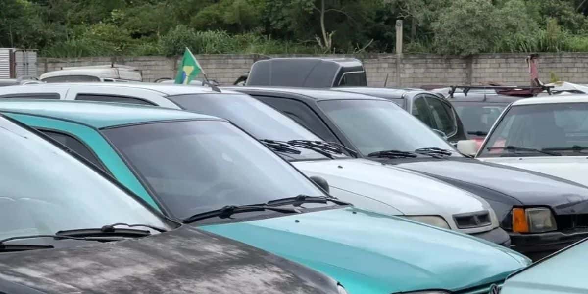 Carros antigos juntos em estado de deterioração - Foto Reprodução Internet