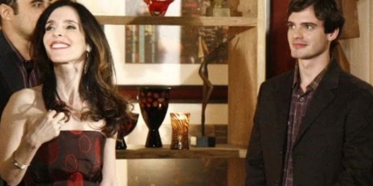 Denis Pacheco em cena de Caras & Bocas com Deborah Evelyn - Foto Reprodução TVGlobo