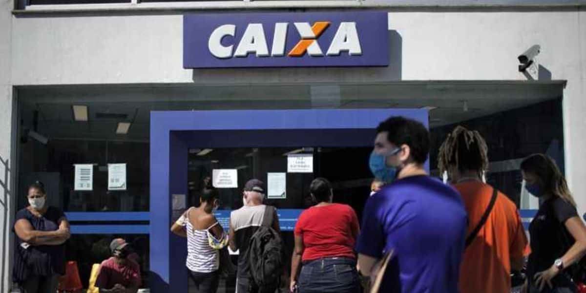 Fila em frente a agência do banco da Caixa Econômica Federal - Foto Reprodução Internet