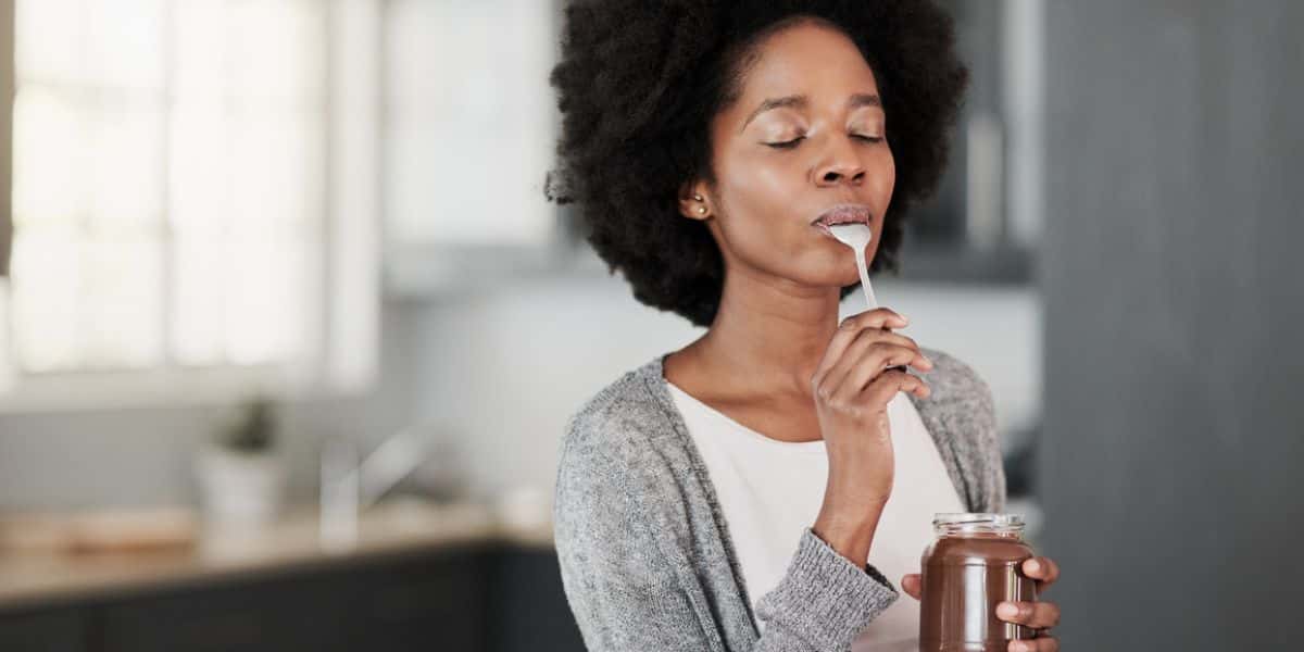 Mulher comendo doce de leite (Foto: Reprodução / Internet)