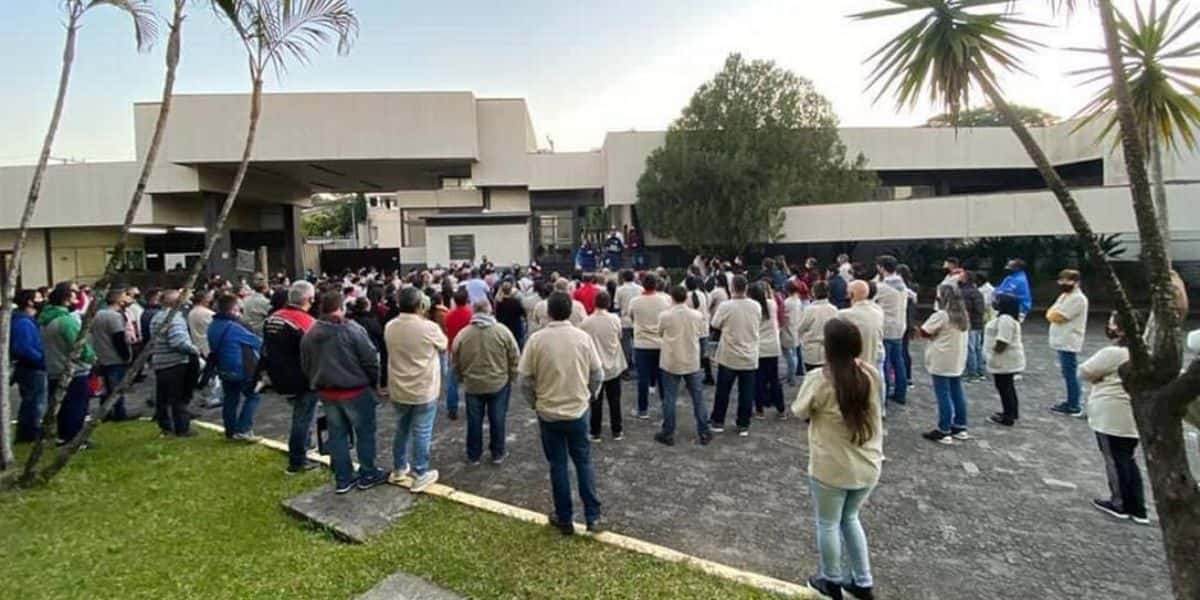 Pessoas lamentando demissão em massa de empresa - Foto Reprodução Internet
