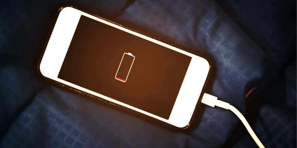 Cuidado ao carregar o celular (Foto: Reprodução/ Internet)