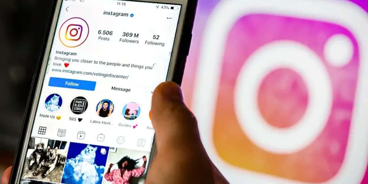 Celular com aplicativo do Instagram aberto na rede social da própria plataforma - Foto Reprodução Internet