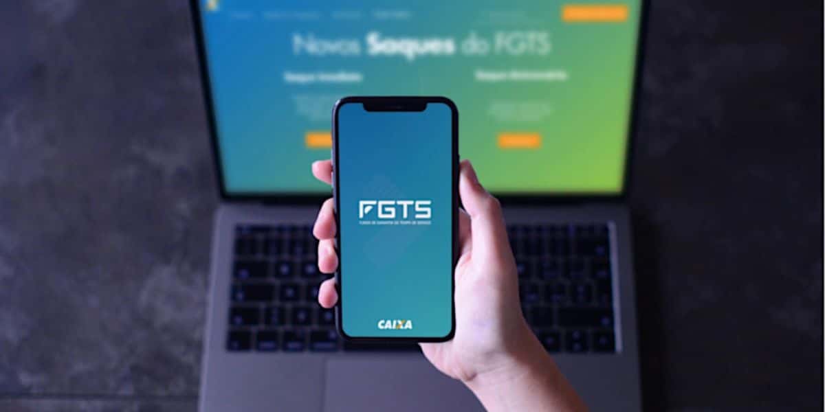 Celular e notebook com aplicativo do FGTS - Foto Reprodução Internet