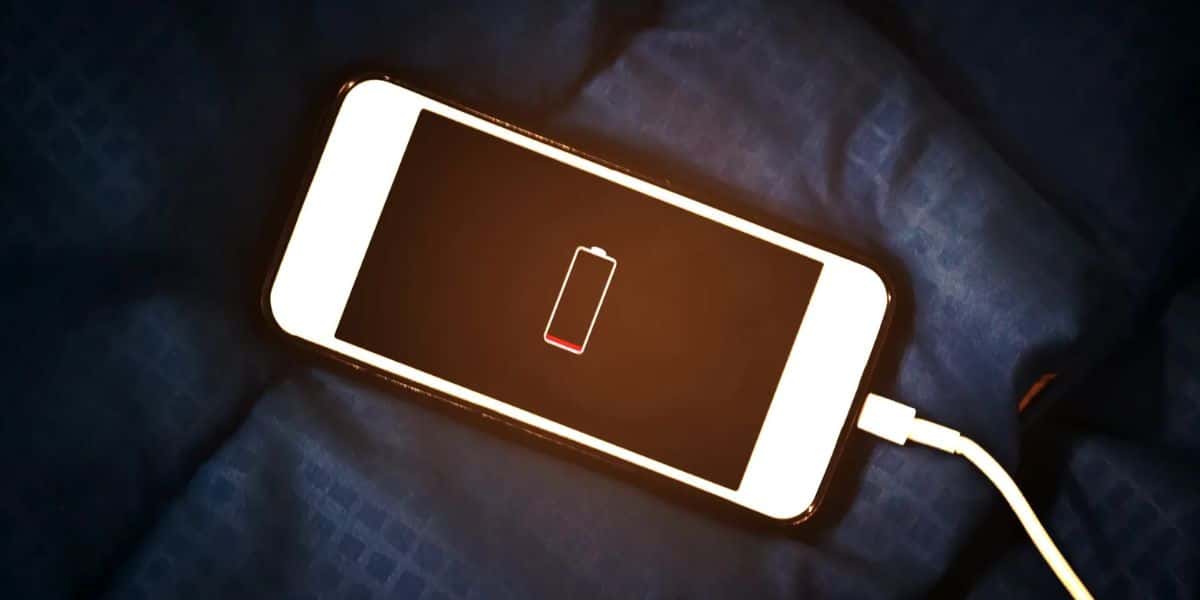 Erro comum ao carregar celular te coloca em risco - Foto Reprodução Internet