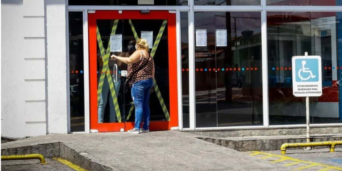 Imagem ilustrando pessoa barrada em entrada de banco- Foto Reprodução Internet