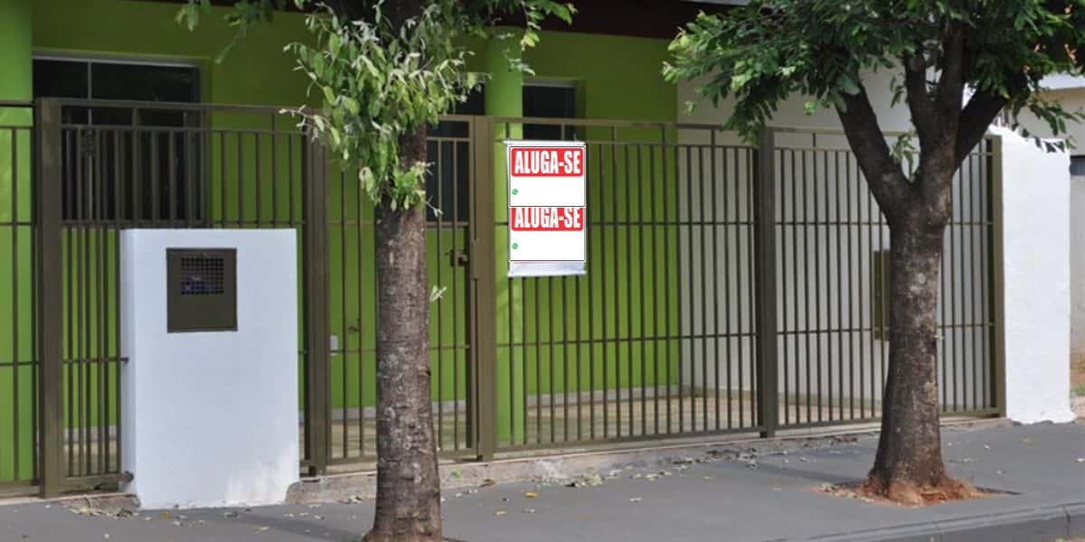Imagem ilustrativa de casa com placa de aluga-se em sua fachada - Foto Reprodução Internet