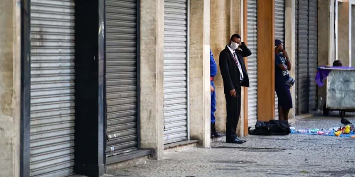 Rua com várias lojas fechadas - Foto Reprodução Internet