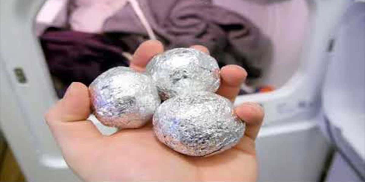 Bolas de papel alumínio na máquina de lavar roupa - Foto Reprodução YouTube