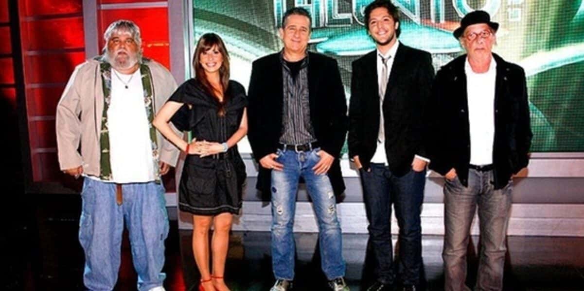 Carlos Miranda, Cyz Zamorano, Thomas Roth, André Vasco e Arnaldo Saccomani, em "Qual é seu talento", do SBT (Foto Reprodução/Internet)