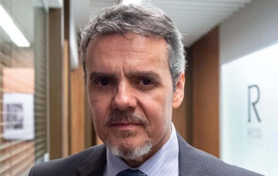 Cássio Gabus Mendes como Luís Felipe em Todas as Flores, estará em novo remake da Globo (Foto: Reprodução / Globo)