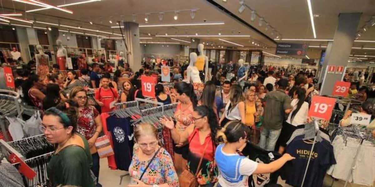 Imagem mostra uma rede varejista de roupas com muita gente comprando (Reprodução - Internet)