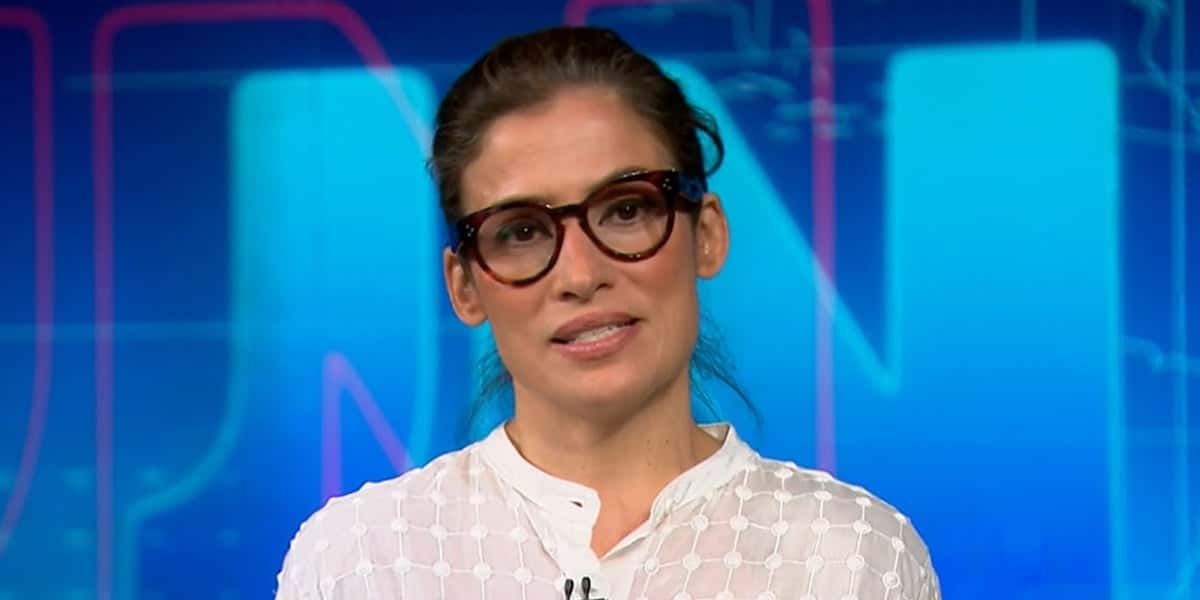 Renata Vasconcellos na bancada do Jornal Nacional (Foto: Reprodução / TV Globo)