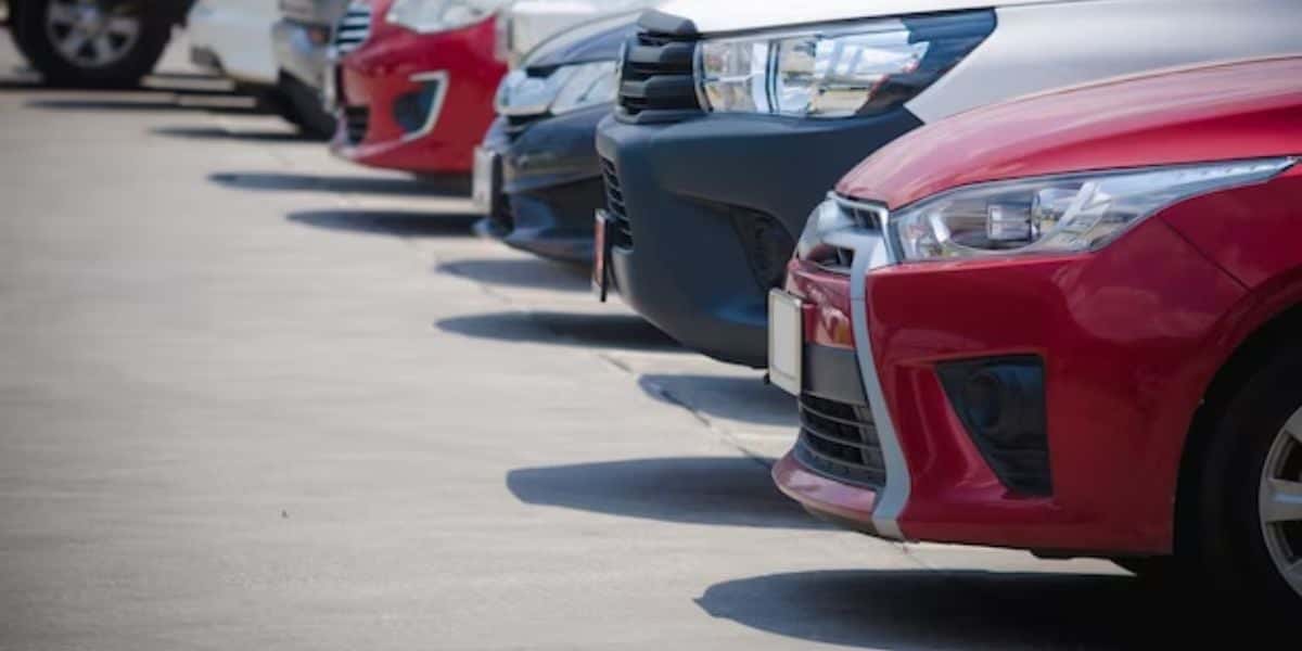 Carros estacionados ao ar livre - Foto Reprodução Internet