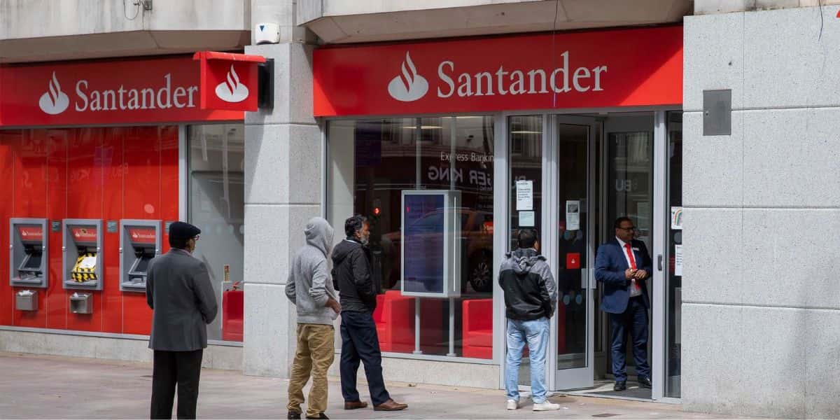Fila em frente a agência do Santander - Foto Reprodução Internet