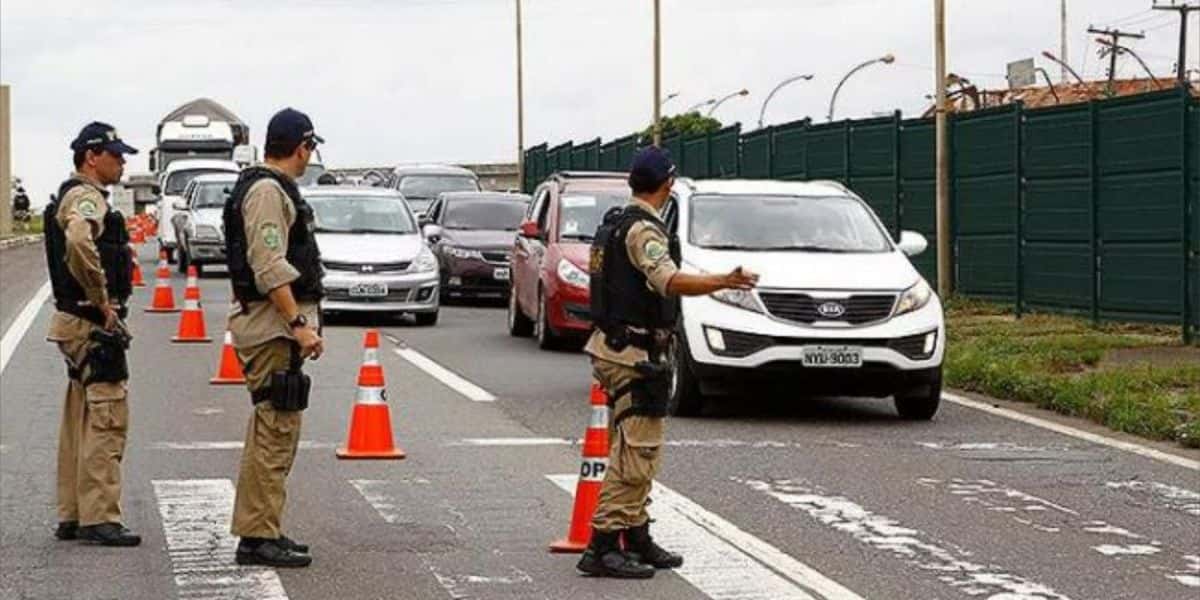Guardas de trânsito em blitz - Foto Reprodução Internet