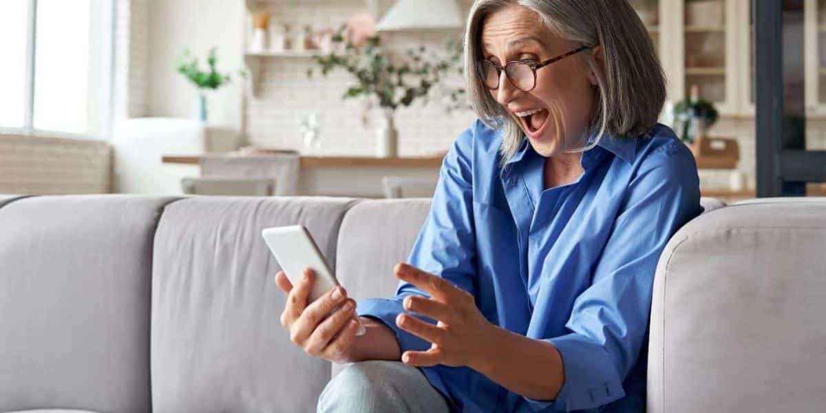 Pessoa idosa com celular em mãos - Foto Reprodução Internet