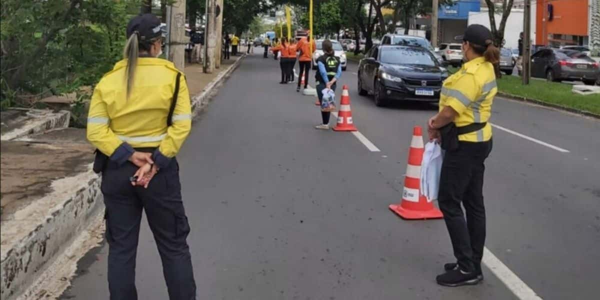Ponto de rua com parada de motoristas para fiscalização - Foto Reprodução Internet