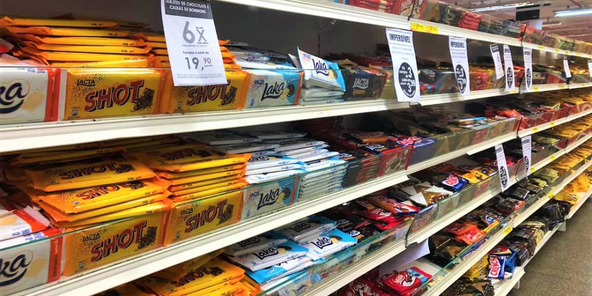 Barras de Chocolates em prateleiras (Foto: Divulgação)