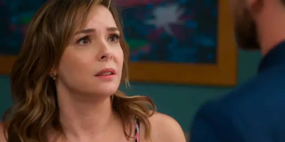 Clara (Regiane Alves) engravidou de outro homem e irritará Theo (Emílio Dantas) em "Vai na Fé" (Foto: Reprodução/TV Globo)