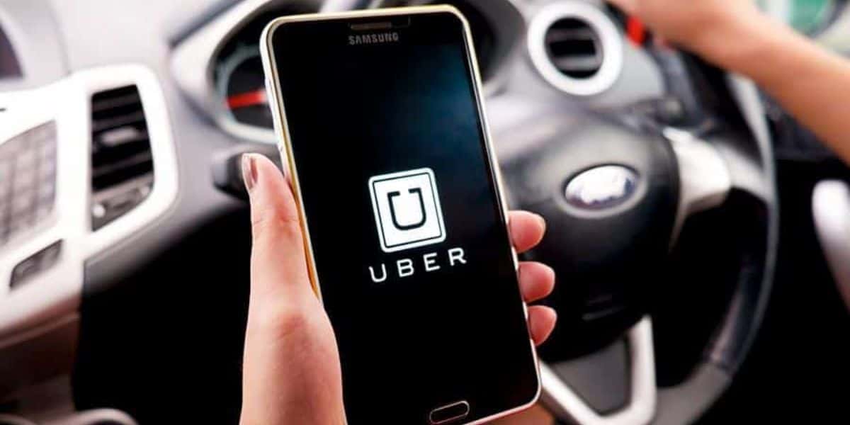 Celular com aplicativo da Uber aberto - Foto Reprodução Internet