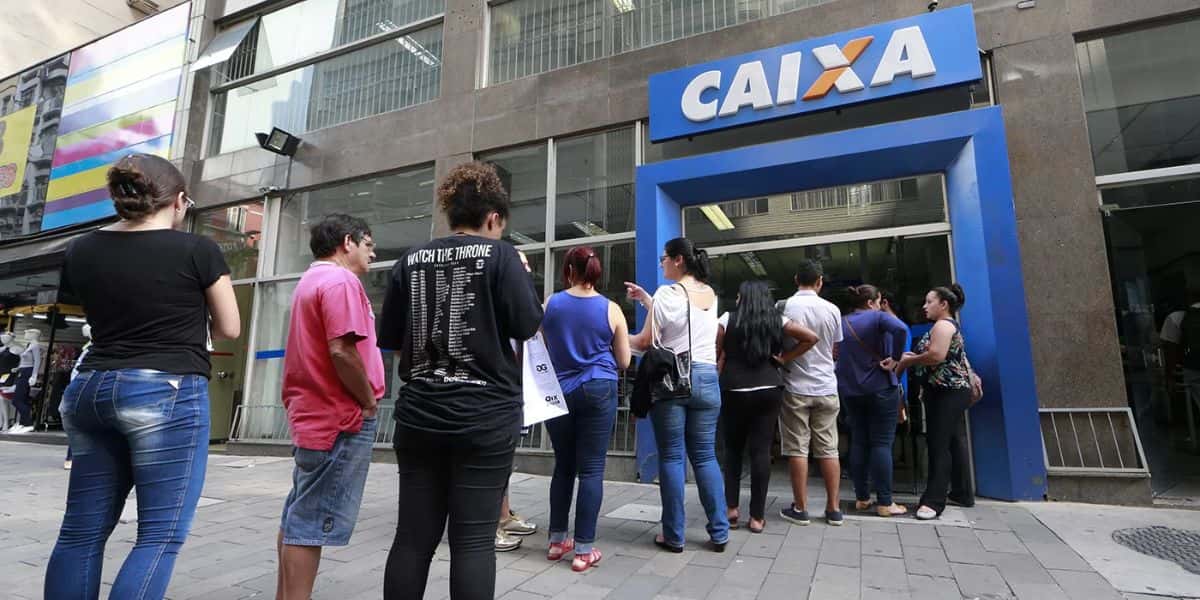 Fila em frente a agência da Caixa - Foto Reprodução Internet
