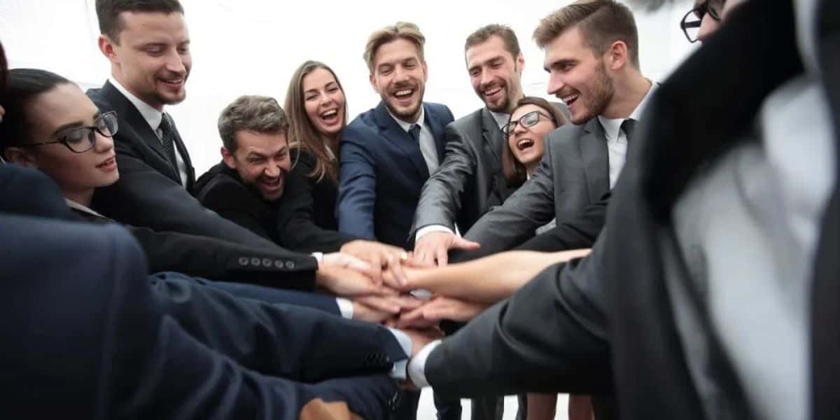 Trabalhadores comemorando (Foto: Reprodução / Internet)