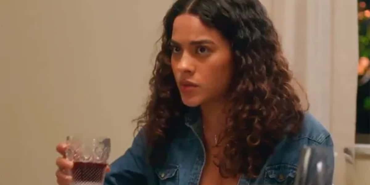 Jenifer (Bella Campos) em "Vai na Fé" (Foto: Reprodução/TV Globo)