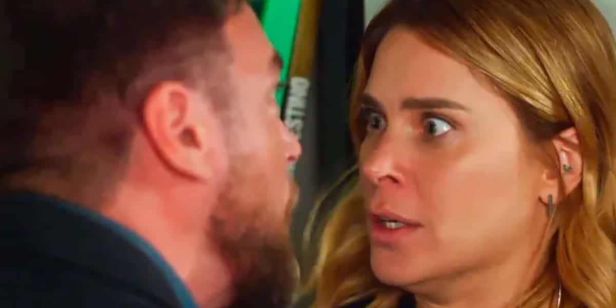 Theo (Emilio Dantas) sufoca Lumiar (Carolina Dieckmann) em "Vai na Fé" (Foto: Reprodução/TV Globo)