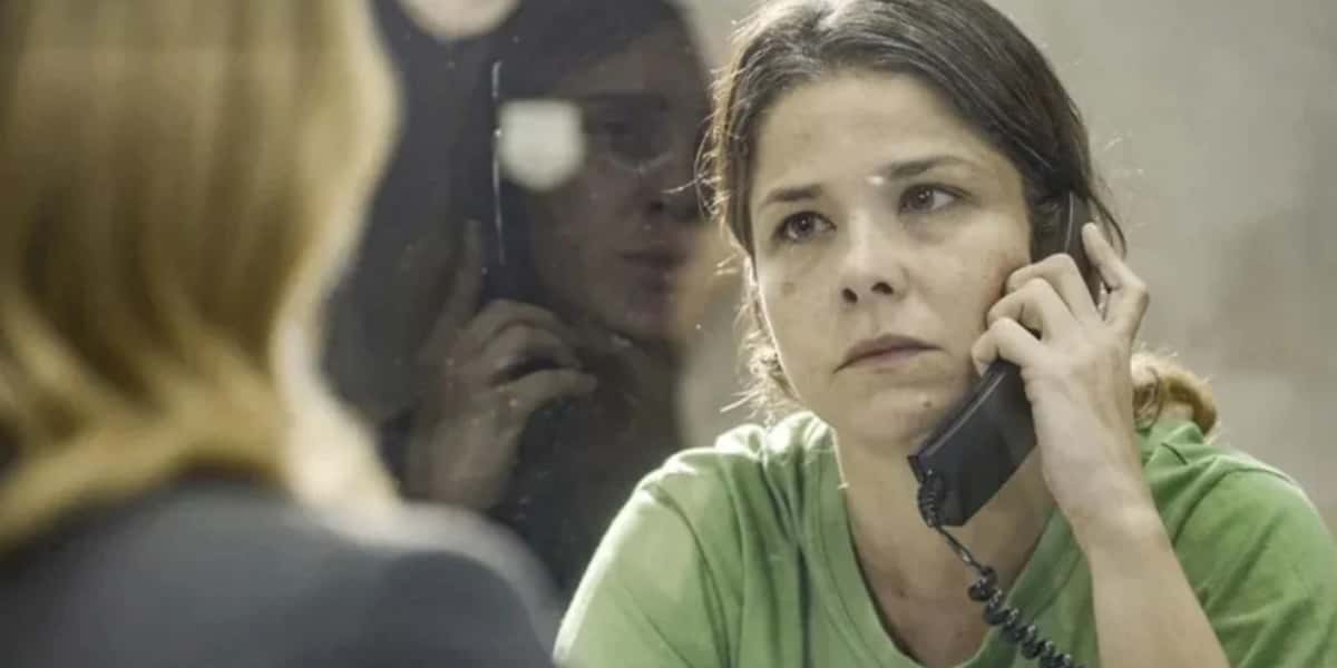 Lumiar (Carolina Dieckmann) questionará Vera (Samara Felippo) em "Vai na Fé" (Foto: Reprodução/TV Globo)