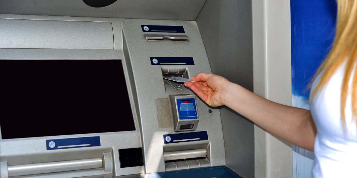 Alerta máximo para quem tem conta poupança no banco - Foto: Canva