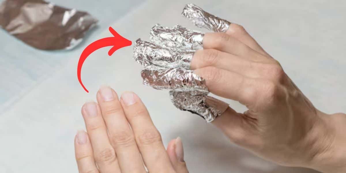 Papel alumínio nas unhas facilitam o trabalho de manicure (Foto: Reprodução/Internet)
