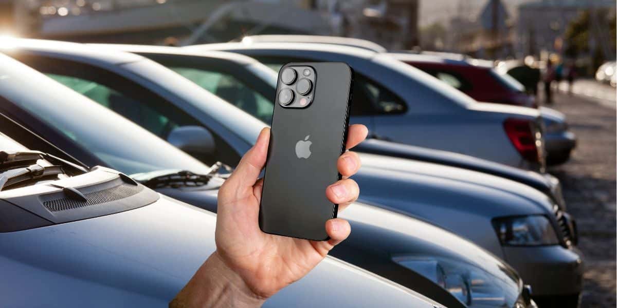 Carros em estacionamento e Iphone 15 - Foto Reprodução Internet