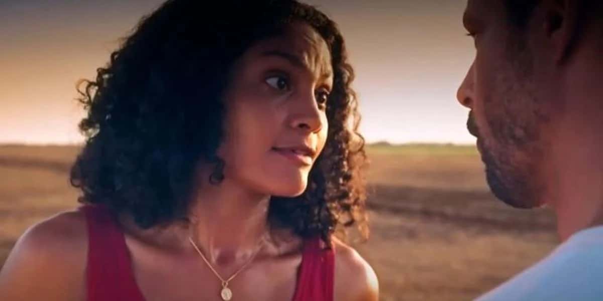 Aline (Bárbara Reis) e Caio (Cauã Reymond) se tornarão inimigos em "Terra e Paixão" (Foto: Reprodução/TV Globo)