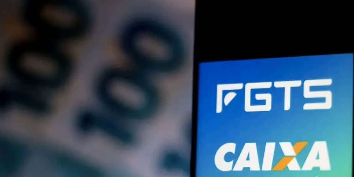 Notas de dinheiro e aplicativo com logo da Caixa e FGTS (Foto: Reprodução / SOPA Images/LightRocket)