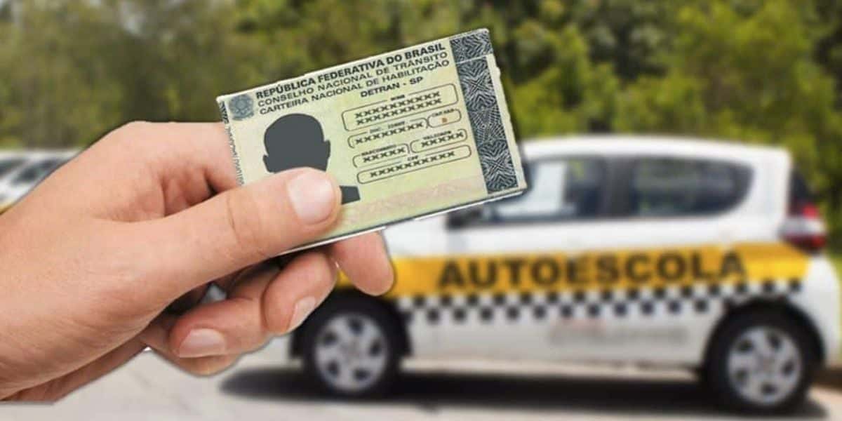 Carro da autoescola e pessoa segurando a CNH (Foto: Reprodução / Internet)