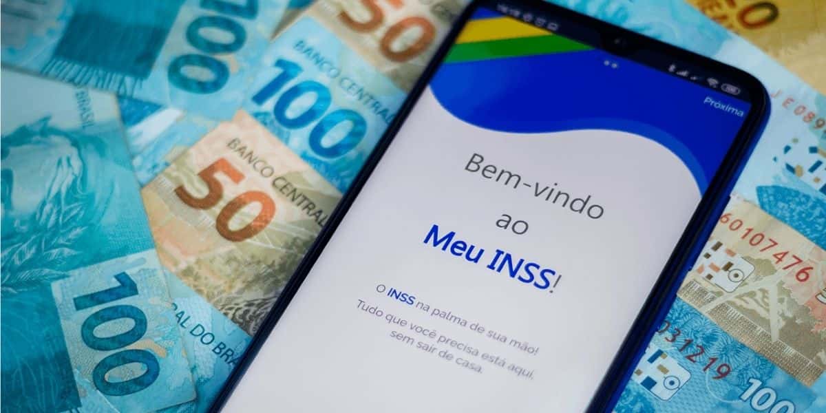 Notas de dinheiro e aplicativo do INSS (Reprodução/Internet)