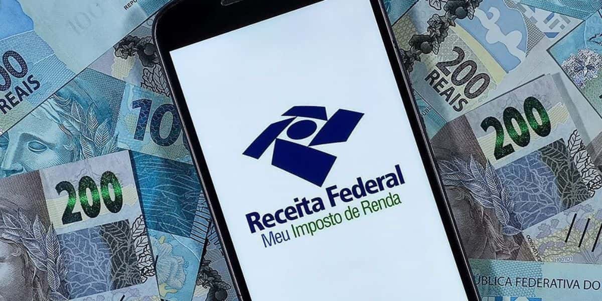 Imposto de Renda e notas de dinheiro (Foto: Reprodução / Internet)