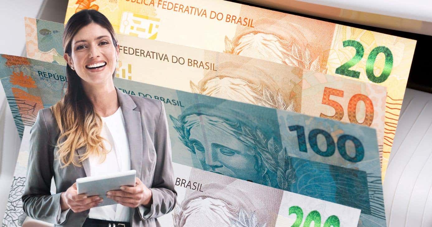 Trabalhadora feliz e cédulas do Real (Fotos: Reproduções / Canva)