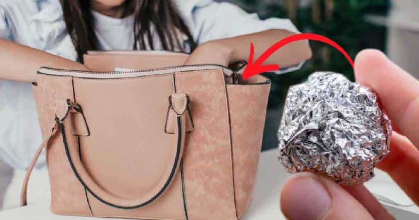 Mulheres estão colocando uma bola de papel alumínio na bolsa por motivo bizarro - (Montagem / Informe Brasil)