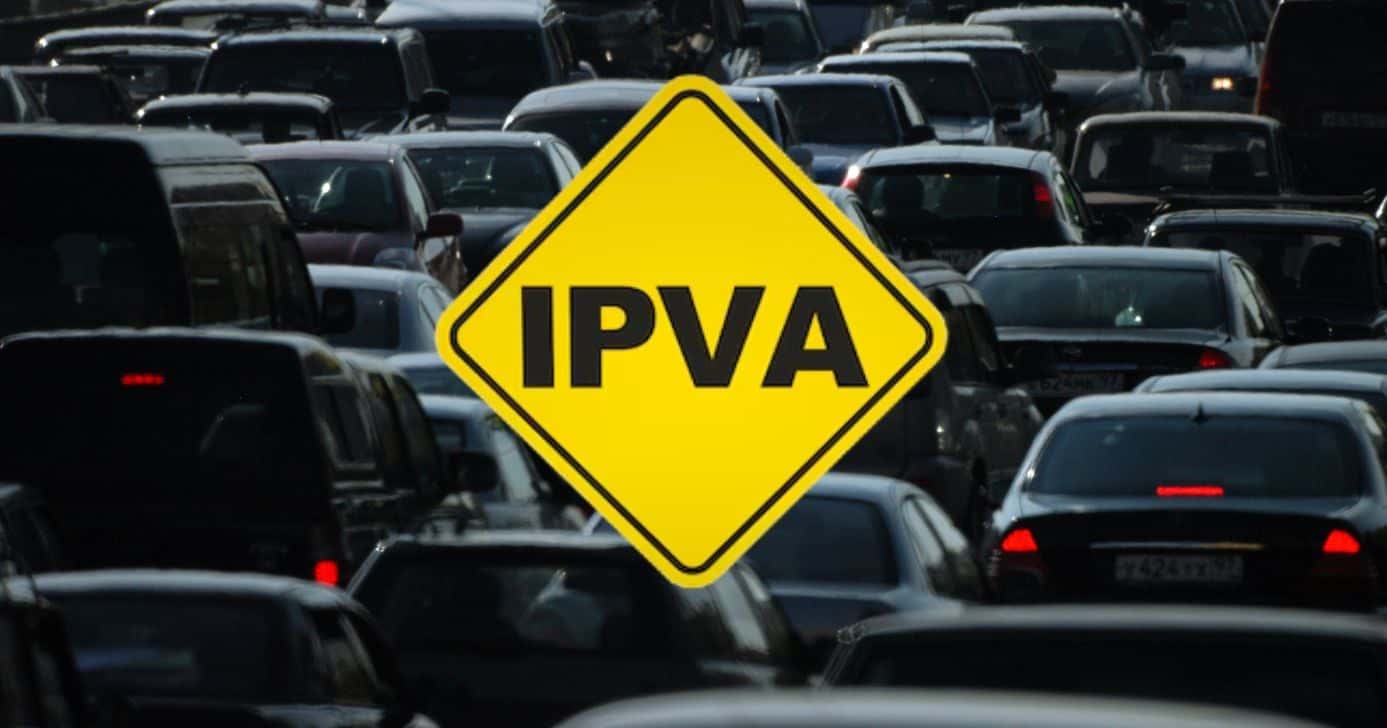 Carros e placa IPVA (Fotos: Canva / Freepik)