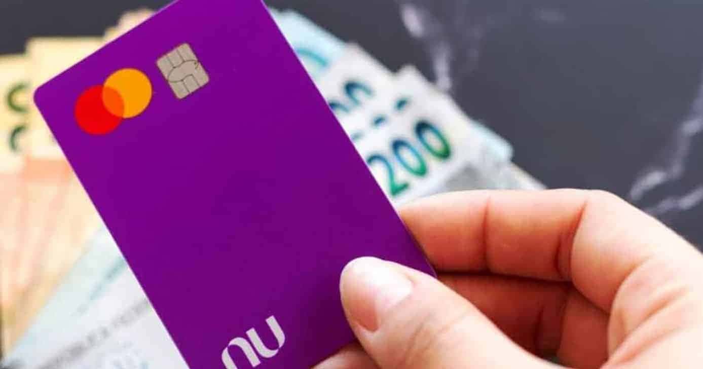 Cartão Nubank e notas de Real (Foto: Reprodução / Internet)