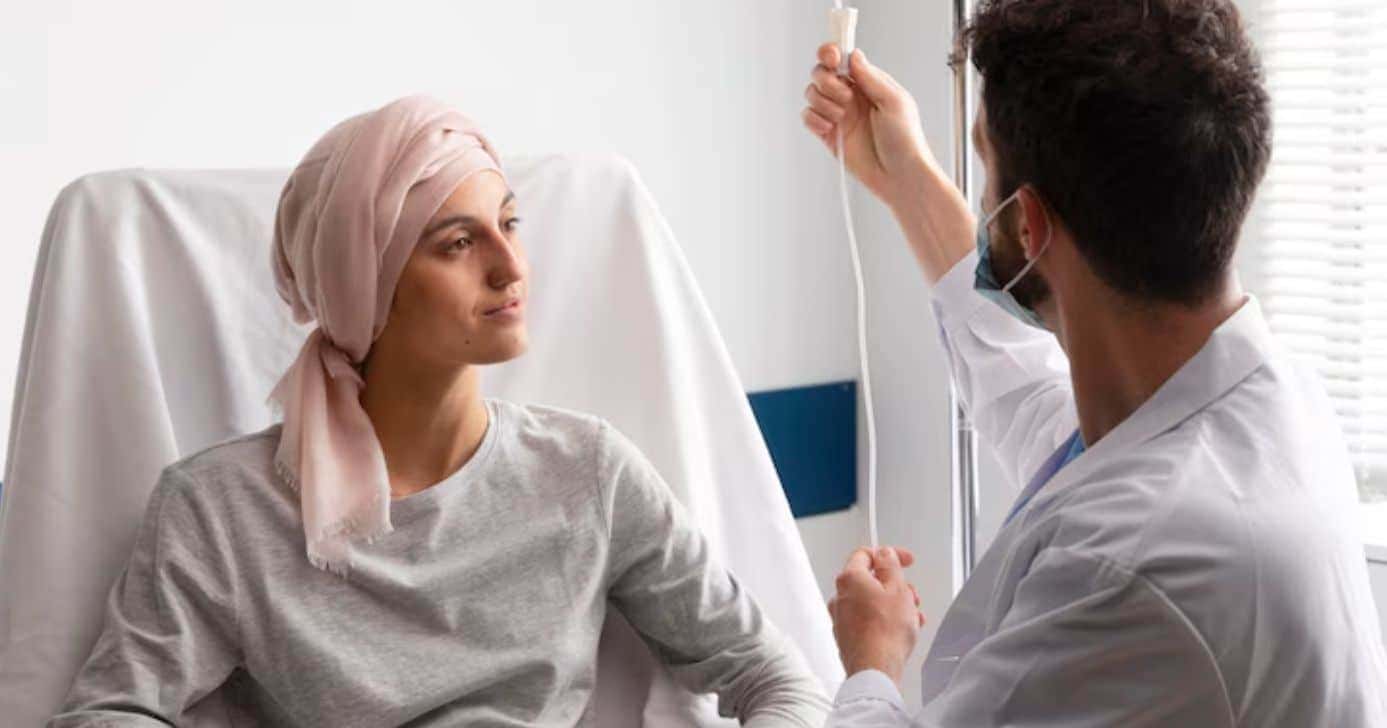 Ilustração mulher com câncer e médico (Foto: Freepik)