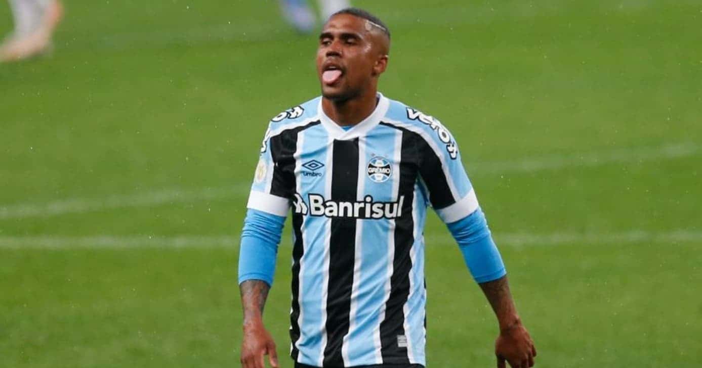 Vingança contra o Grêmio: Douglas Costa é aprovado em rival (Foto: RICHARD DUCKER/FRAMEPHOTO/ESTADÃO CONTEÚDO)