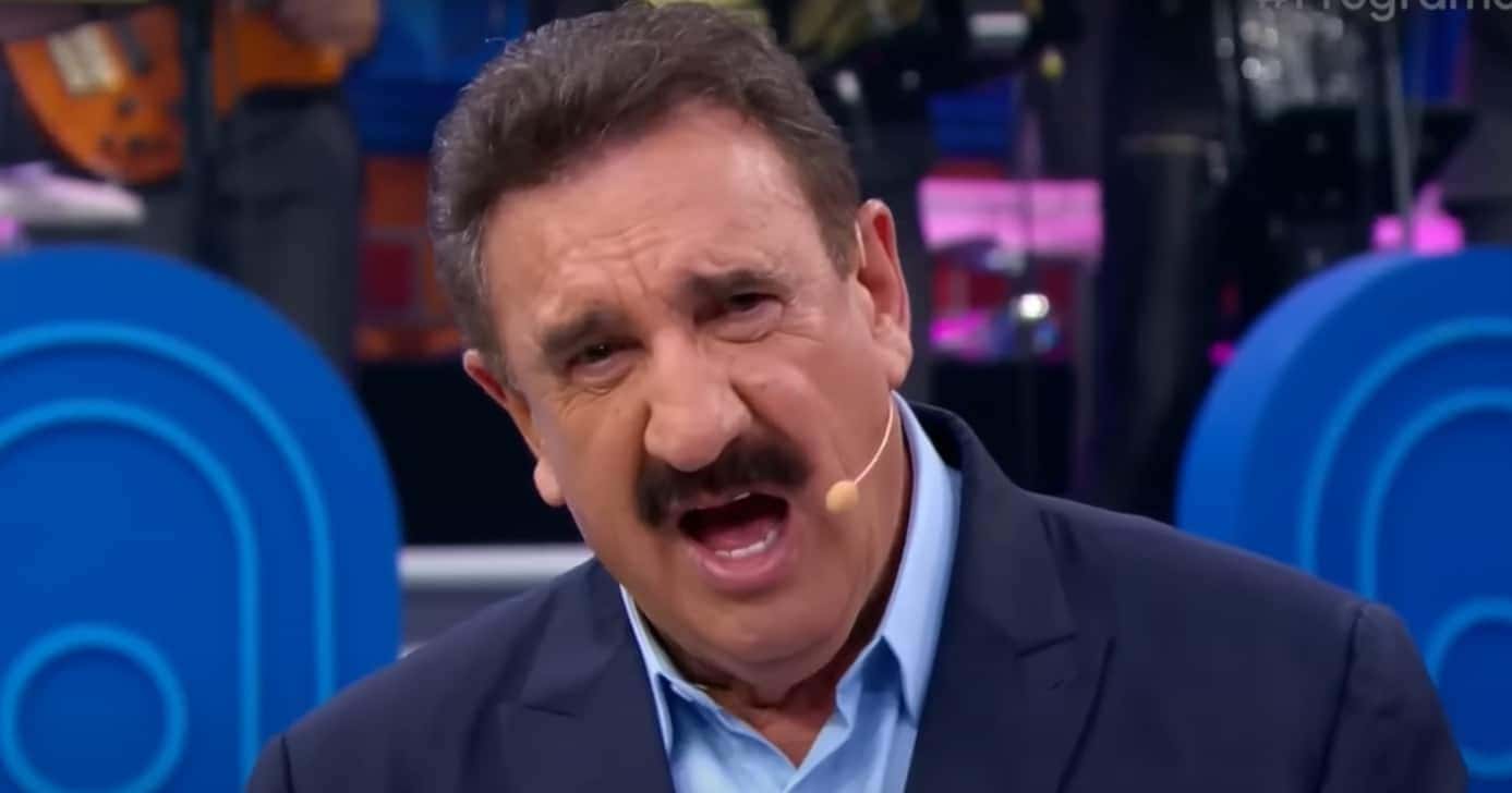 Ratinho para programa no SBT e surta às câmeras: "Vocês são idiotas" (Foto: Reprodução/ YouTube)