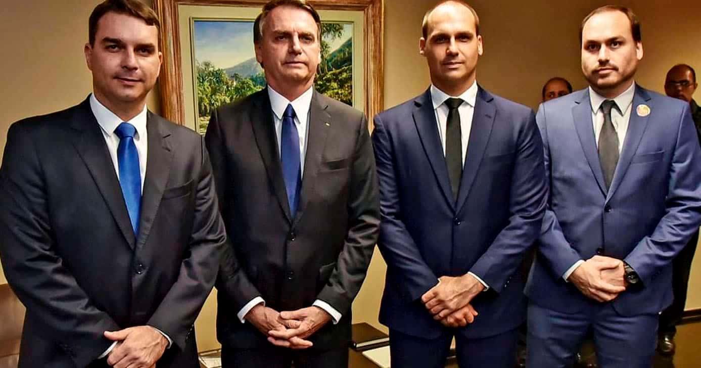 Bolsonaro e seus filhos (Foto: Reprodução)