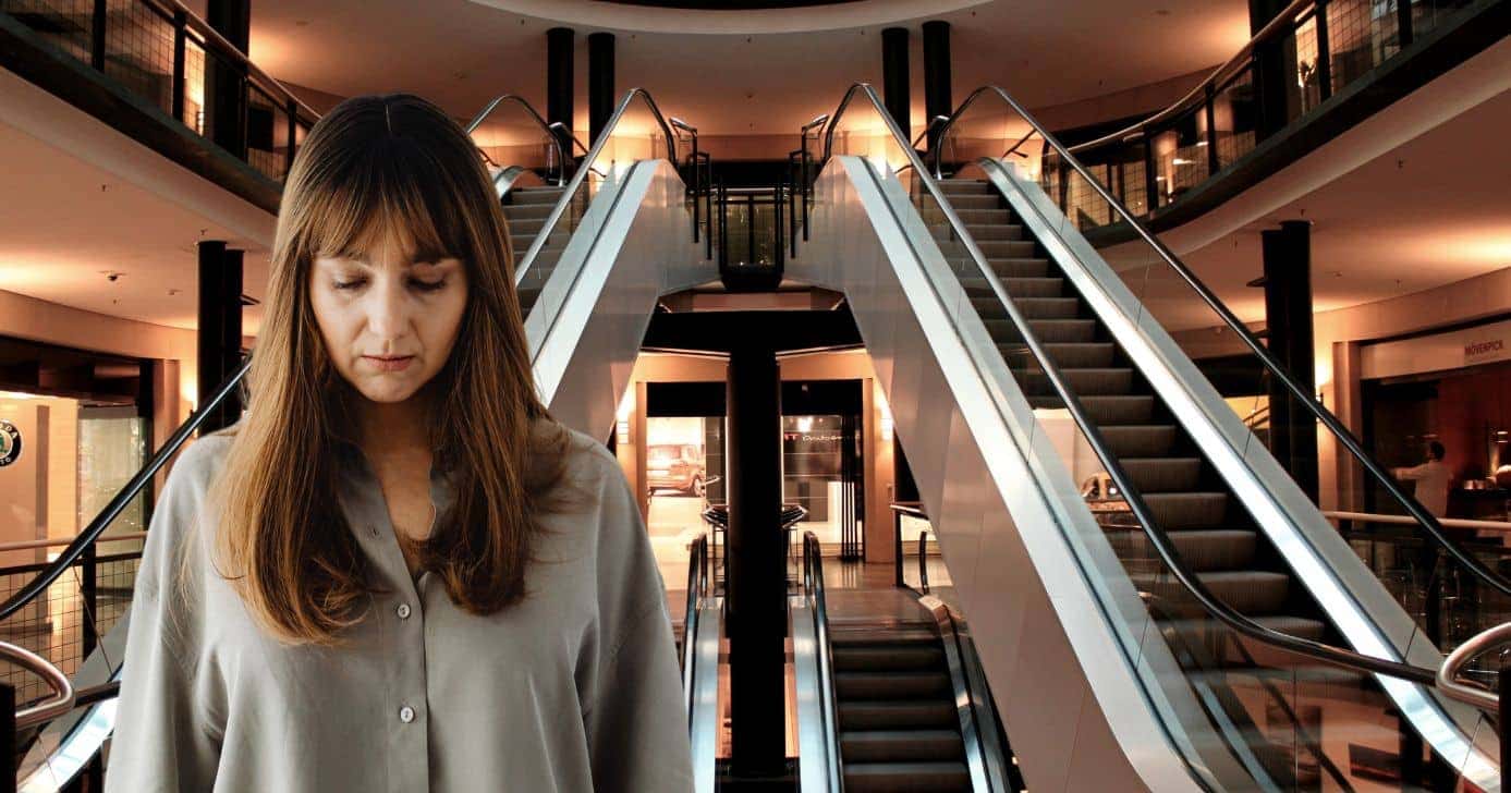 Mulher triste e shopping (Fotos: Canva)