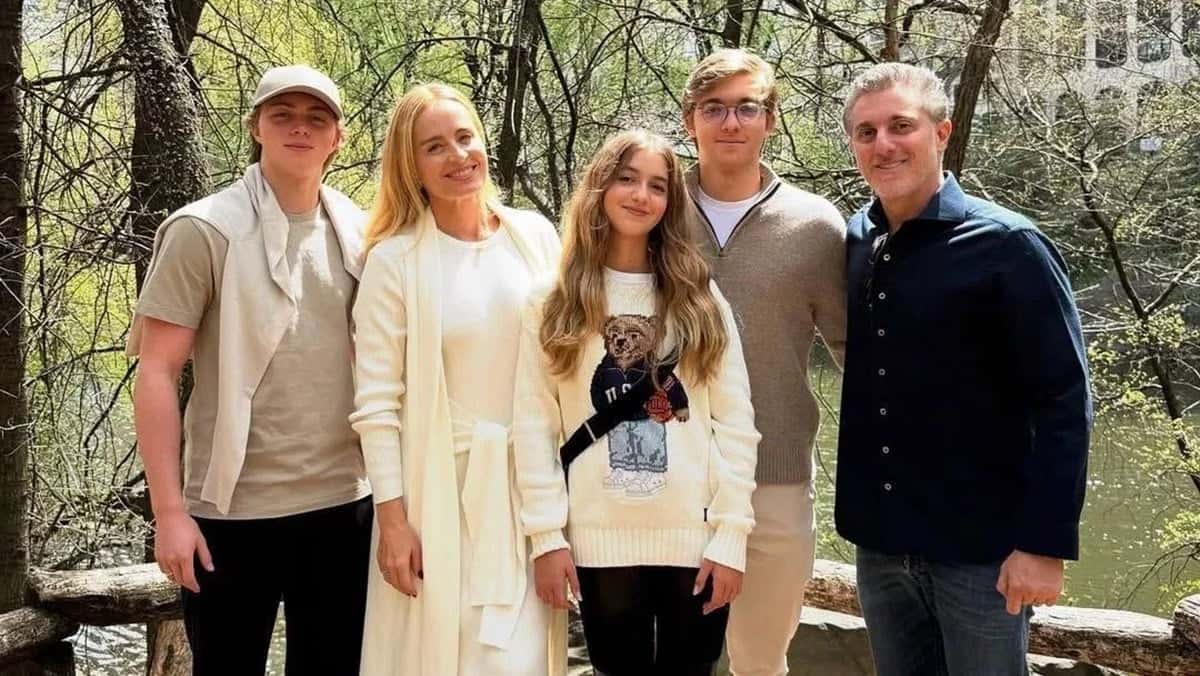 Angélica com sua lindíssima família, ao lado de Benício, Eva, Joaquim e o marido, Luciano Huck (Foto: Reprodução/ Instagram)