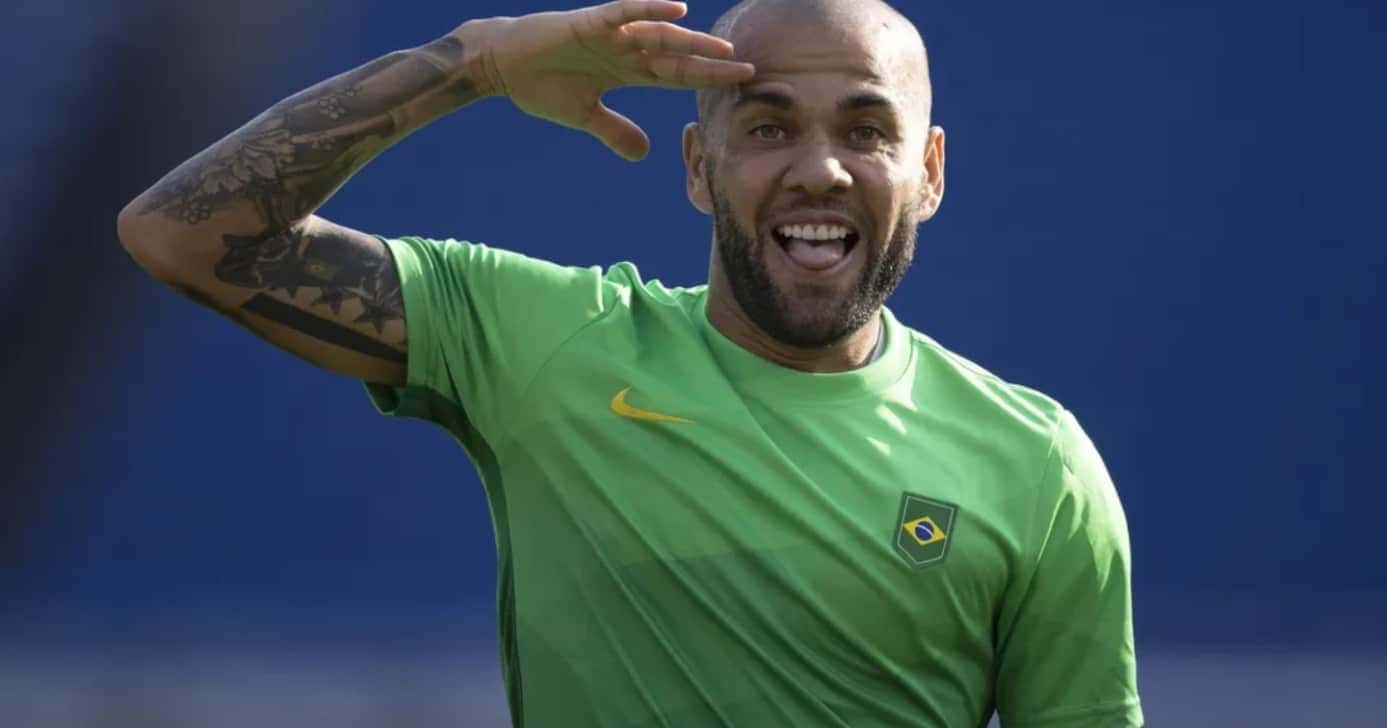 Daniel Alves quer voltar a jogar futebol (Foto: Reprodução/ Internet)
